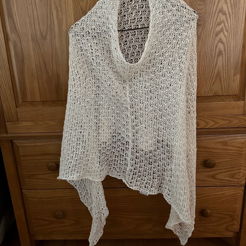 ELEGANT  OFF WHITE CROCHETED  SHAWL FITS  Small or Medium
